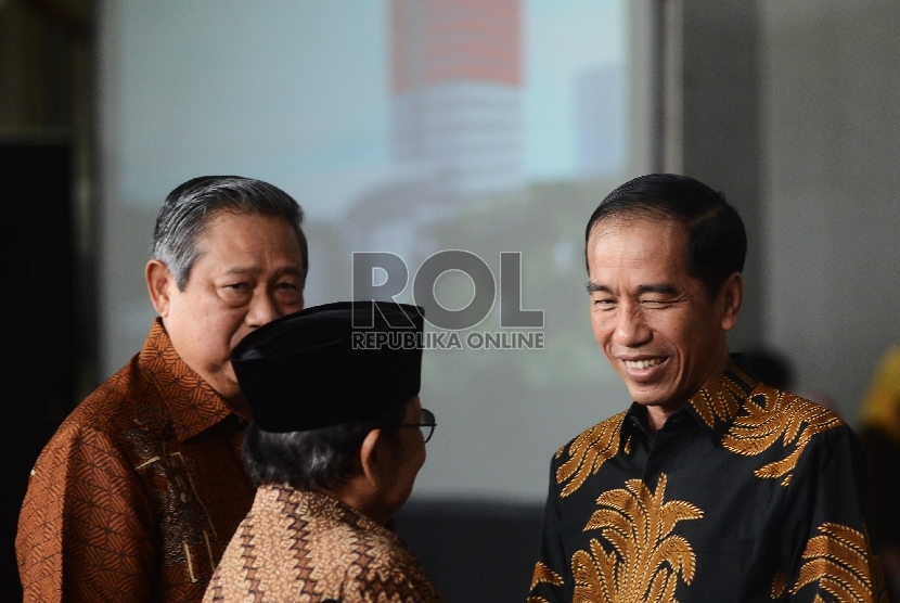  Presiden Joko Widodo (kanan) berbincang bersama Presiden RI ke-6 Susilo Bambang Yudhoyono (kiri) dan Presiden RI ke-3 B.J Habibie (tengah) saat peresmian gedung baru KPK di Jakarta, Selasa (29/12). (Republika/Raisan Al Farisi)