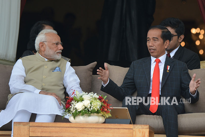 Presiden Joko Widodo (kanan) berbincang dengan bersama PM India Narendra Modi ketika melakukan 