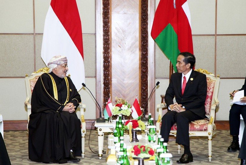 Presiden Joko Widodo (kanan) berbincang dengan Chairman of State Council Oman Yahya Bin Mahfoudh Al Mantheri (kedua kanan) saat pertemuan bilateral di sela-sela KTT Luar Biasa ke-5 OKI di JCC, Jakarta, Senin (7/3).