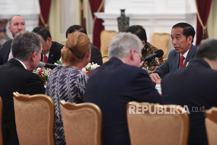 Presiden Joko Widodo (kanan) berbincang dengan delegasi EU-ASEAN Business Council di Istana Merdeka, Jakarta, Kamis (28/11/2019). 