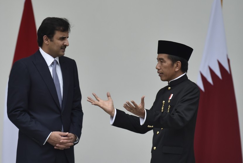 Presiden Joko Widodo (kanan) berbincang dengan Emir Qatar Sheikh Tamim bin Hamad Al Thani (kiri).