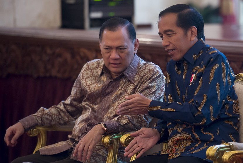 Presiden Joko Widodo (kanan) berbincang dengan Gubernur Bank Indonesia Agus Martowardojo (kiri) saat menghadiri acara peluncuran Strategi Nasional Keuangan Inklusif di Istana Negara, Jakarta, Jumat (18/11). 