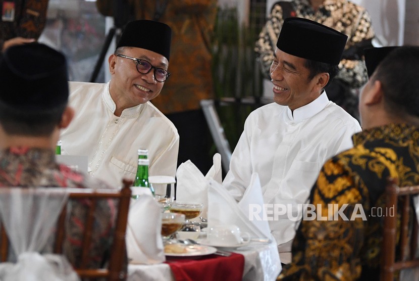Presiden Joko Widodo (kanan) berbincang dengan Ketua MPR Zulkifli Hasan ketika menghadiri buka puasa bersama pimpinan lembaga tinggi negara di Rumah Dinas Ketua MRR Kawasan Widya Chandra Jakarta, Jumat (10/5/2019). 