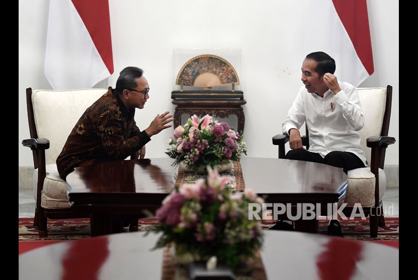 Presiden Joko Widodo (kanan) berbincang dengan Ketua Umum Partai Amanat Nasional (PAN) sekaligus Wakil Ketua MPR Zulkifli Hasan, pada pertemuan tertutup di Ruang Jepara, Istana Merdeka, Jakarta, Senin (14/10/2019).