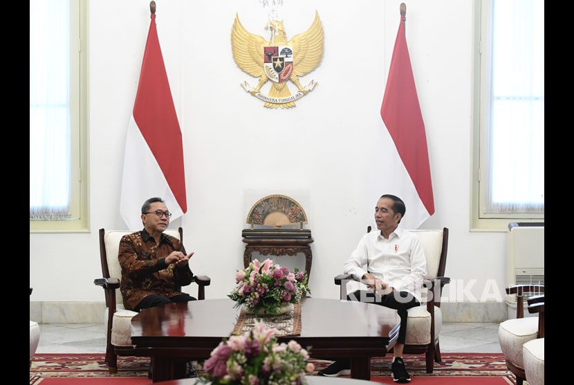 Presiden Joko Widodo (kanan) berbincang dengan Ketua Umum Partai Amanat Nasional (PAN) sekaligus Wakil Ketua MPR Zulkifli Hasan, pada pertemuan tertutup di Ruang Jepara, Istana Merdeka, Jakarta, Senin (14/10/2019).