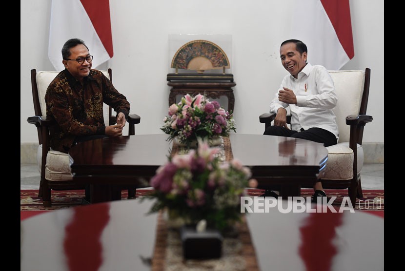 Presiden Joko Widodo (kanan) berbincang dengan Ketua Umum Partai Amanat Nasional (PAN) sekaligus Wakil Ketua MPR Zulkifli Hasan, pada pertemuan tertutup di Ruang Jepara, Istana Merdeka, Jakarta, Senin (14/10/2019). 