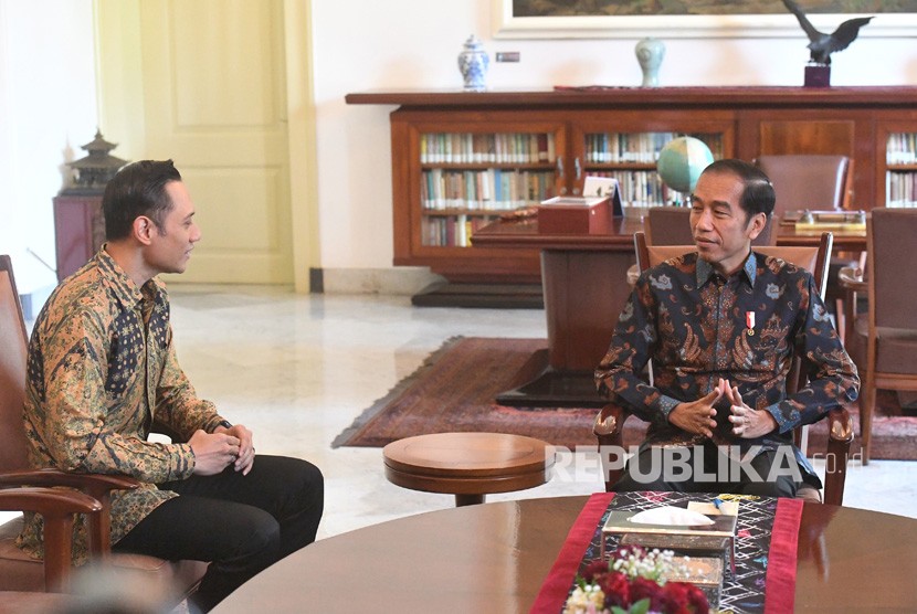 [Ilustrasi] Presiden Joko Widodo (kanan) berbincang dengan Komandan Satuan Tugas Bersama (Kogasma) Partai Demokrat Agus Harimurti Yudhoyono (AHY) di Istana Bogor, Rabu (22/5/2019). 