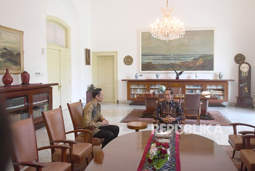 Presiden Joko Widodo (kanan) berbincang dengan Komandan Satuan Tugas Bersama (Kogasma) Partai Demokrat Agus Harimurti Yudhoyono (AHY) di Istana Bogor, Rabu (22/5/2019).