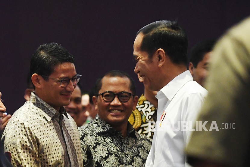 Presiden Joko Widodo (kanan) berbincang dengan mantan Ketua Umum HIPMI Sandiaga Uno (kiri) sebelum menghadiri acara pelantikan Badan Pengurus Pusat Himpunan Pengusaha Muda Indonesia (BPP HIPMI) periode 2019-2022 di Jakarta, Rabu (15/1/2020).