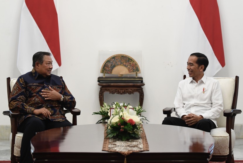 Presiden Joko Widodo (kanan) berbincang dengan mantan Presiden Susilo Bambang Yudhoyono dalam pertemuan di Istana Merdeka, Jakarta, Kamis (10/10/2019). 
