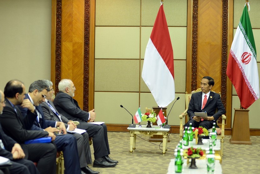 Presiden Joko Widodo (kanan) berbincang dengan Menlu Iran Mohammad Javad Zarif (kedua kanan) bersama delegasi dalam pertemuan bilateral di sela-sela KTT Luar Biasa ke-5 OKI di JCC, Jakarta, Senin (7/3).