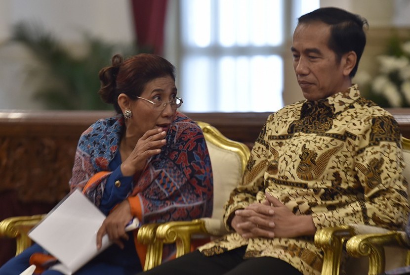 Presiden Joko Widodo (kanan) berbincang dengan Menteri Kelautan dan Perikanan Susi Pudjiastuti dalam sebuah kesempatan baru-baru ini. 