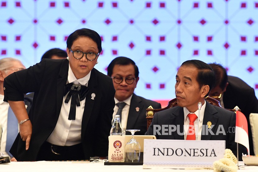 Presiden Joko Widodo (kanan) berbincang dengan Menteri Luar Negeri Retno Marsudi (kiri) 