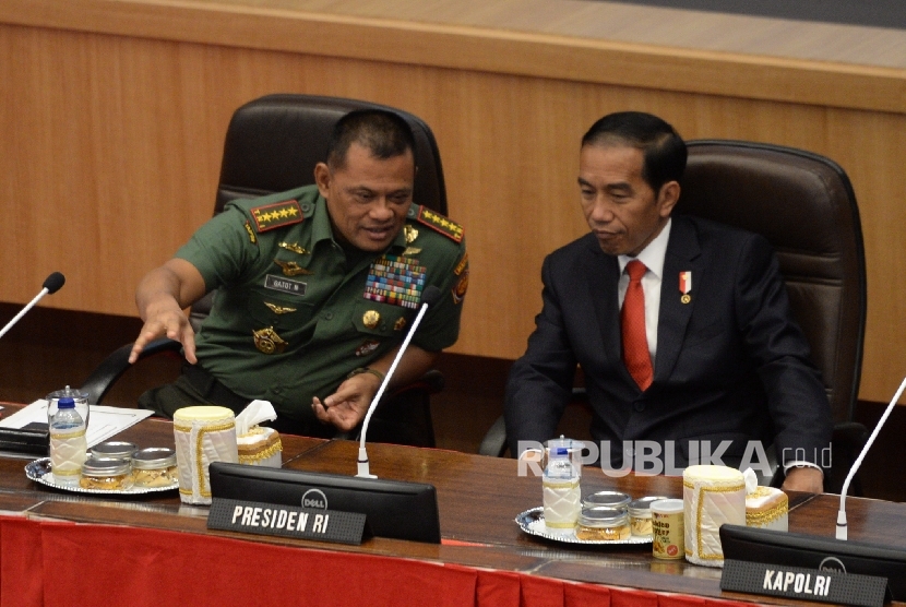Presiden Joko Widodo (kanan) berbincang dengan Panglima TNI Gatot Nurmantyo sebelum Rapat Pimpinan TNI di Mabes TNI, Cilangkap, Jakarta, Senin (16/1).
