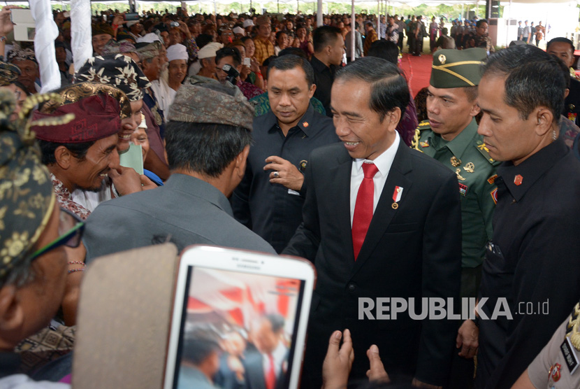 Presiden Joko Widodo (kanan) berbincang dengan para kader partai Hanura di sela Pembukaan Rapat Pimpinan Nasional (Rapimnas) ke-1 Partai Hanura di Kuta, Bali, Jumat (4/8). 