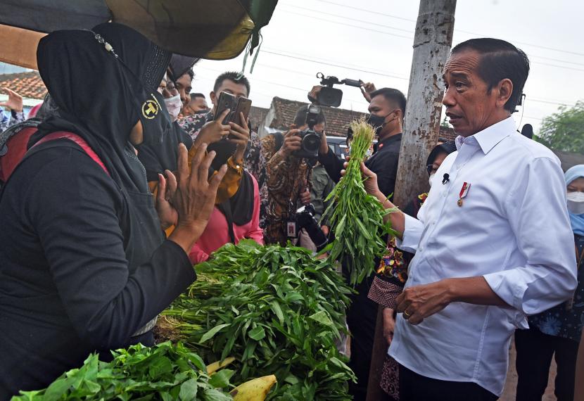 Presiden Joko Widodo (kanan) berbincang dengan pedagang di pasar (ilustrasi)