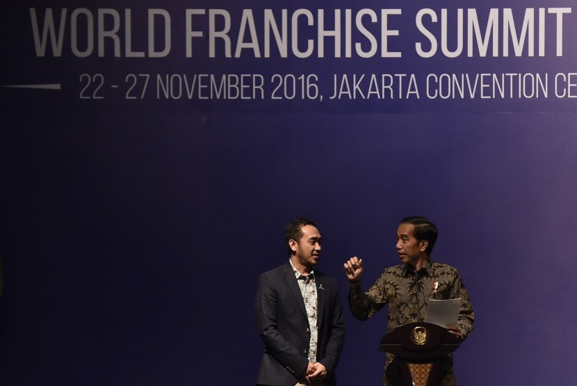 Presiden Joko Widodo (kanan) berbincang dengan pemilik waralaba Coffee Toffee Odi Anindito saat pembukaan Indonesia Franchise and SME Expo (IFSE) 2016 di Jakarta, Jumat (25/11). 