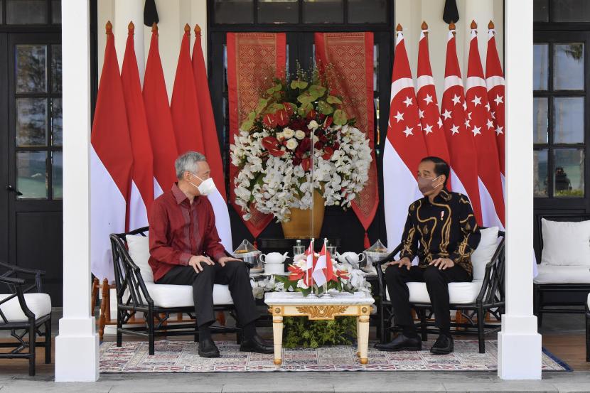 Presiden Joko Widodo (kanan) berbincang dengan Perdana Menteri Singapura Lee Hsien Loong di The Sanchaya Resort Bintan, Kabupaten Bintan, Kepulauan Riau, Selasa (25/1/2022). Pertemuan tersebut membahas upaya penguatan kerja sama bilateral yang mana pada tahun ini merupakan tahun peringatan 55 tahun hubungan diplomatik Indonesia-Singapura.