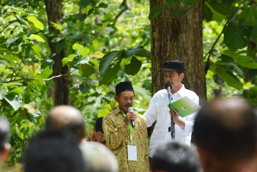 Presiden Joko Widodo (kanan) berbincang dengan petani saat melakukan kunjungan kerja (kunker) di kawasan hutan Desa Dungus, Kabupaten Madiun, Jawa Timur, Senin (6/11). 