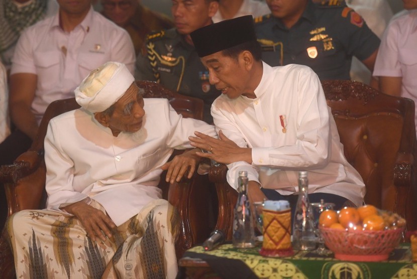 President Joko Widodo (right) talks with Al-Anwar Sarang Islamic Boarding School Chairman Maimoen Zubair (left) in Rembang, Central Java.