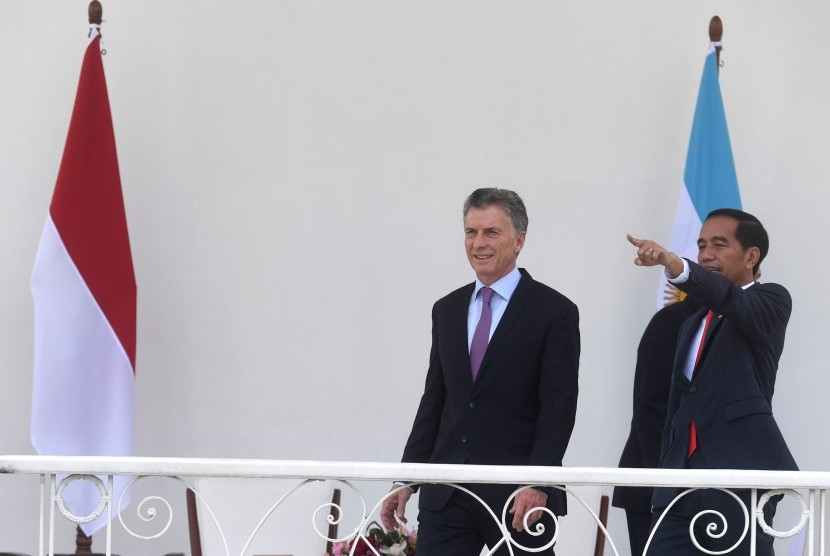 Presiden Joko Widodo (kanan) berbincang dengan Presiden Argentina Mauricio Macri (kiri) di Istana Bogor, Rabu (26/6/2019).