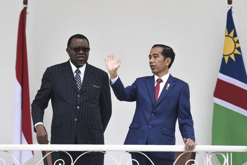 President Joko Widodo (right) welcomes Namibian Hage Gottfried Geingob at Bogor Palace, West Java, Thursday (August 30). 