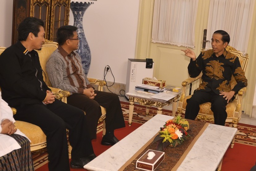 Presiden Joko Widodo (kanan) berbincang dengan Presiden Partai Keadilan Sejahtera (PKS) Sohibul Iman (tengah) didampingi Anggota Fraksi PKS Almuzzamil Yusuf (kiri) saat pertemuan di Istana Merdeka, Jakarta, Senin (21/12). 