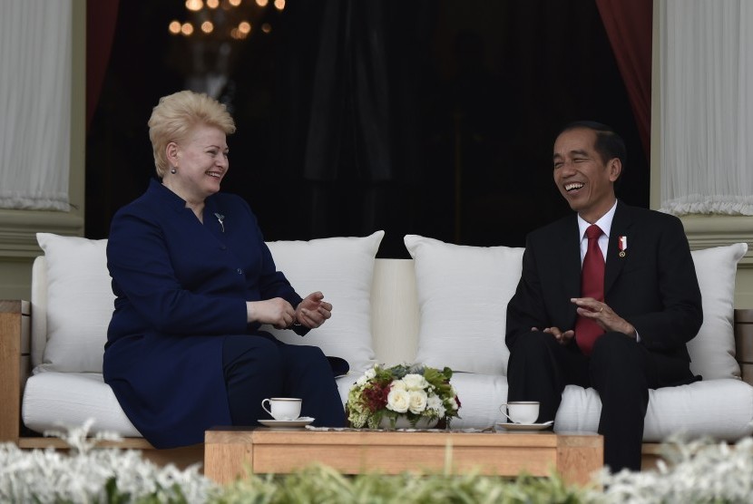 Presiden Joko Widodo (kanan) berbincang dengan Presiden Republik Lithuania Dalia Grybauskaite (kiri) di teras belakang Istana Merdeka, Jakarta, Rabu (17/5).