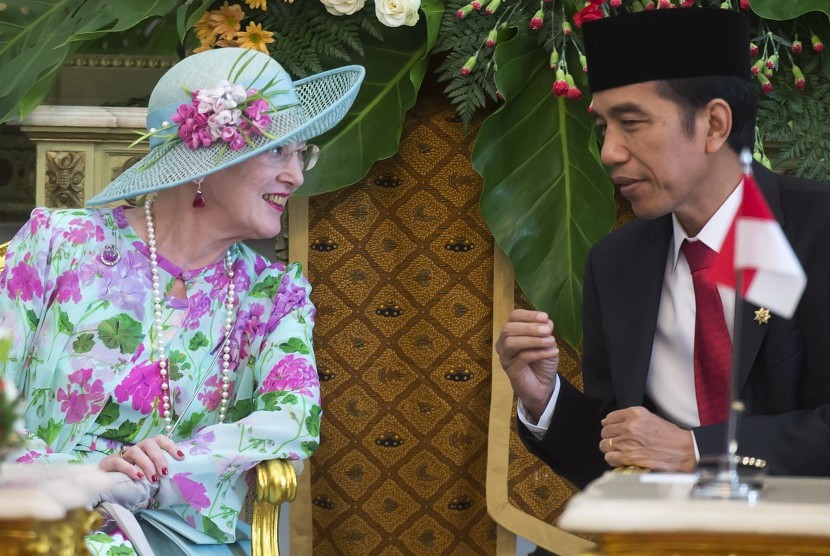 Presiden Joko Widodo (kanan) berbincang dengan Ratu Denmark Margrethe II (kiri) di Istana Merdeka, Jakarta, Kamis (22/10). (Antara/Widodo S. Jusuf)