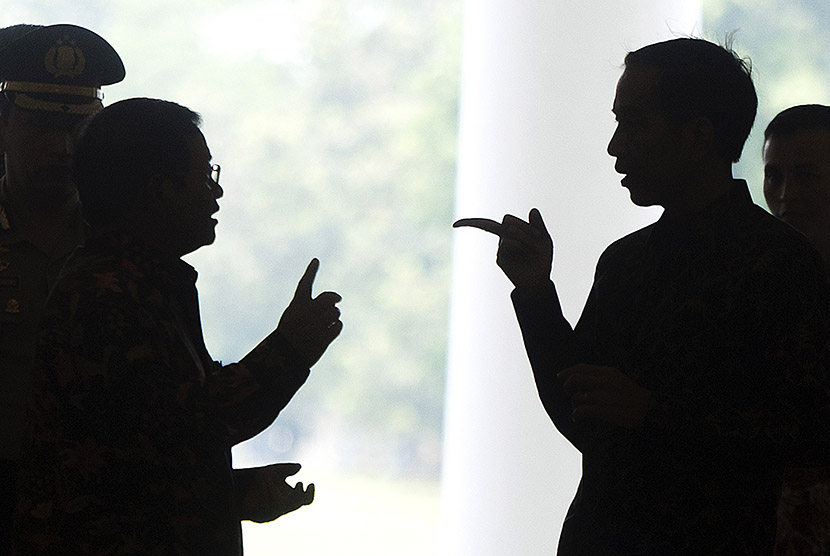 Presiden Joko Widodo (kanan) berbincang dengan Seskab Pramono Anung (kiri) sebelum memimpin sidang kabinet paripurna di Istana Kepresidenan, Bogor, Jawa Barat, Senin (23/11).