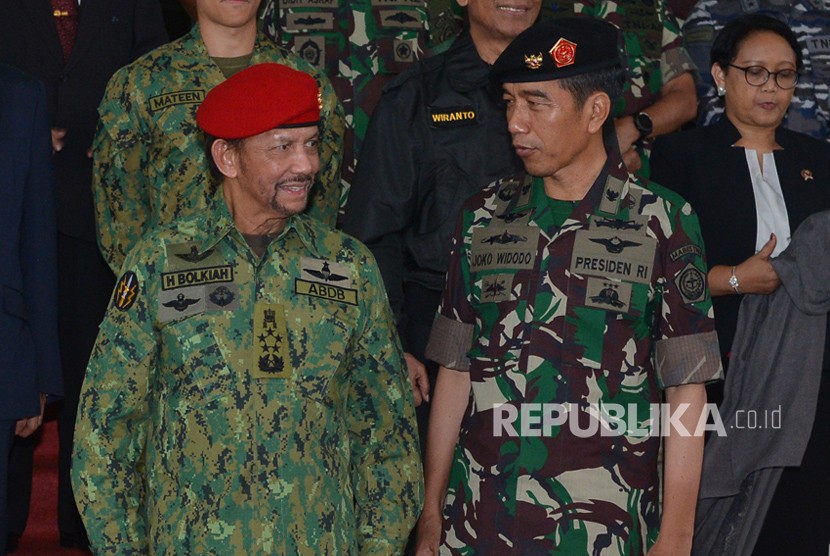 Presiden Joko Widodo (kanan) berbincang dengan Sultan Brunei Darussalam, Hassanal Bolkiah yang berkunjung ke Mabes TNI, Cilangkap, Jakarta, Kamis (3/5).