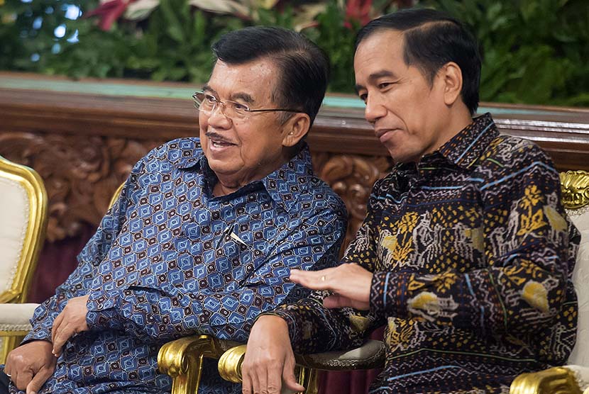 Presiden Joko Widodo (kanan) berbincang dengan Wapres Jusuf Kalla.