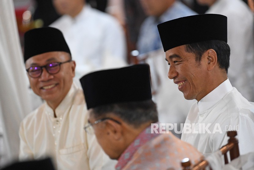 Presiden Joko Widodo (kanan) berbincang dengan Wapres Jusuf Kalla (tengah) dan Ketua MPR Zulkifli Hasan ketika menghadiri buka puasa bersama pimpinan lembaga tinggi negara di Rumah Dinas Ketua MRR Kawasan Widya Chandra Jakarta, Jumat (10/5/2019).