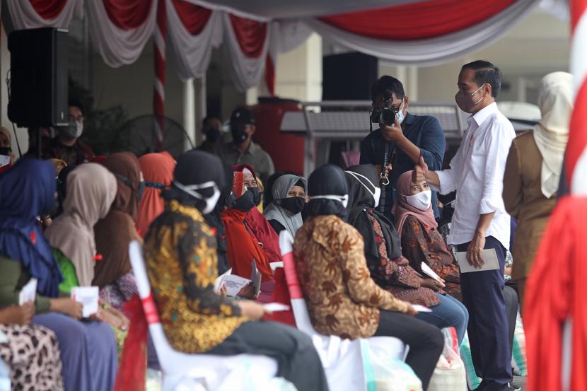 Presiden Joko Widodo (kanan) berbincang dengan warga saat mengunjungi Pasar Tambahrejo, Surabaya, Jawa Timur, Rabu (20/4/2022). Tingkat kepuasan publik terhadap Jokowi belakangan mengalami pasang surut berdasarkan survei. (ilustrasi)