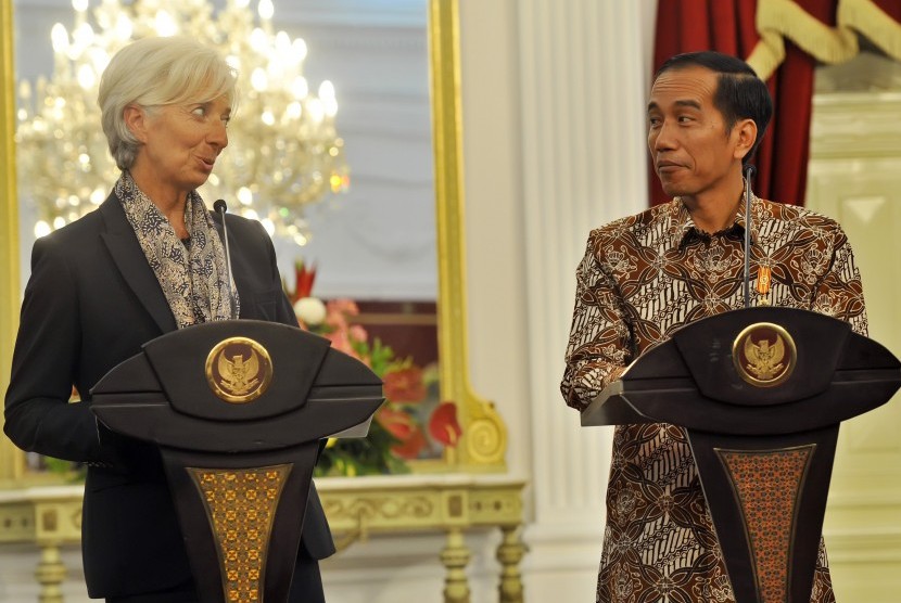  Presiden Joko Widodo (kanan) berdialog dengan Direktur Pelaksana Dana Moneter Internasional (IMF) Christine Lagarde (kiri) usai pertemuan tertutup di Istana Merdeka, Jakarta, Selasa (1/9). 