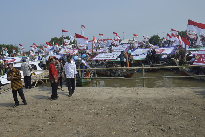 Kampung KB di Cirebon saat diresmikan Presiden Joko Widodo (kanan) bersama Kepala BKKBN Surya Chandra Surapaty (kedua kiri)