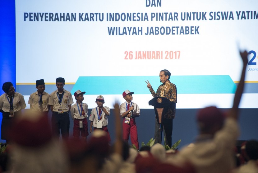 Presiden Joko Widodo (kanan) berdialog dengan pelajar saat pembukaan Rembuk Nasional Pendidikan dan Kebudayaan (Rembuknas) 2017 di JIExpo, Jakarta, Kamis (26/1).