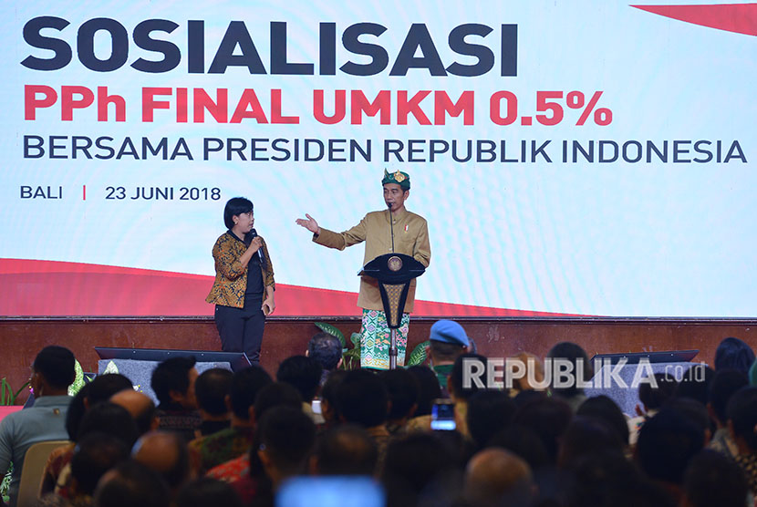 Presiden Joko Widodo (kanan) berdialog dengan pelaku Usaha Mikro, Kecil dan Menengah (UMKM) ketika melakukan sosialisasi kebijakan pajak penghasilan (PPh) final di Sanur, Bali, Sabtu (23/6).