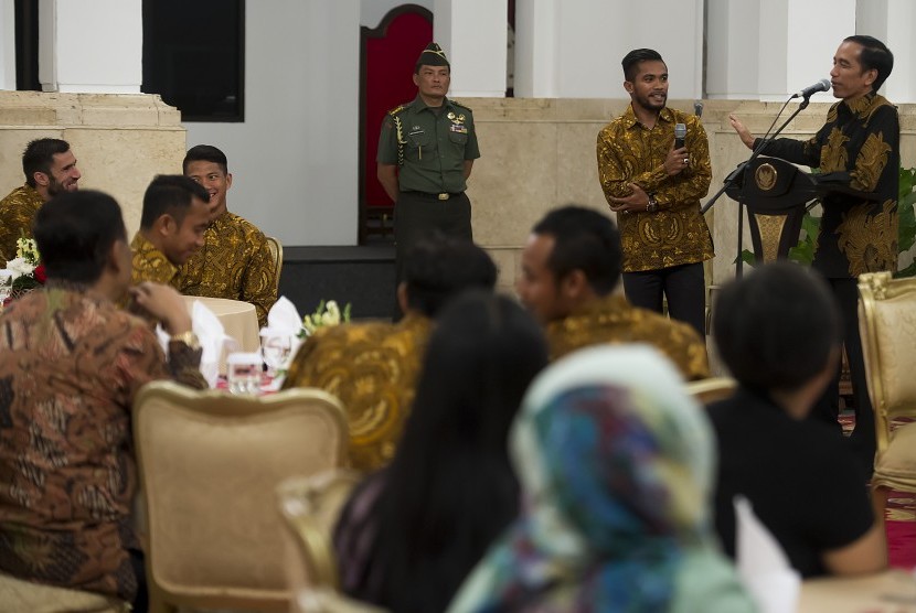 Presiden Joko Widodo (kanan) berdialog dengan Pemain Terbaik dan Pencetak Gol Terbanyak turnamen sepakbola Piala Presiden 2015 dari Persib Bandung Zulham Zamrun (kedua kanan) pada acara Silahturahim dengan peserta Turnamen Sepakbola Piala Presiden Tahun 20