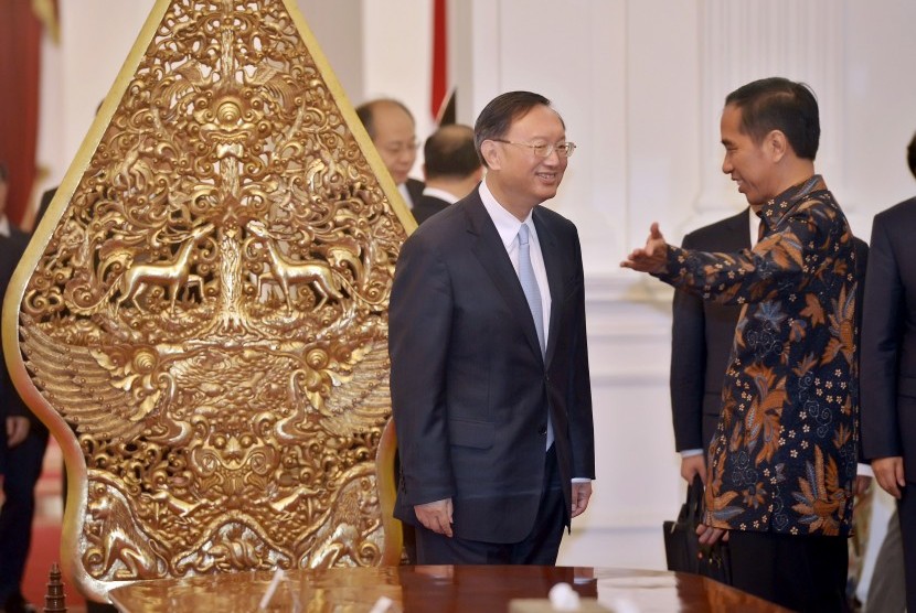 Presiden Joko Widodo (kanan) berdialog dengan Wakil Perdana Menteri Tiongkok Yang Jiechi (kiri) saat kunjungan kerja membahas peningkatan kerja sama bilateral sektor ekonomi, di Istana Merdeka, Jakarta (Ilustrasi) 