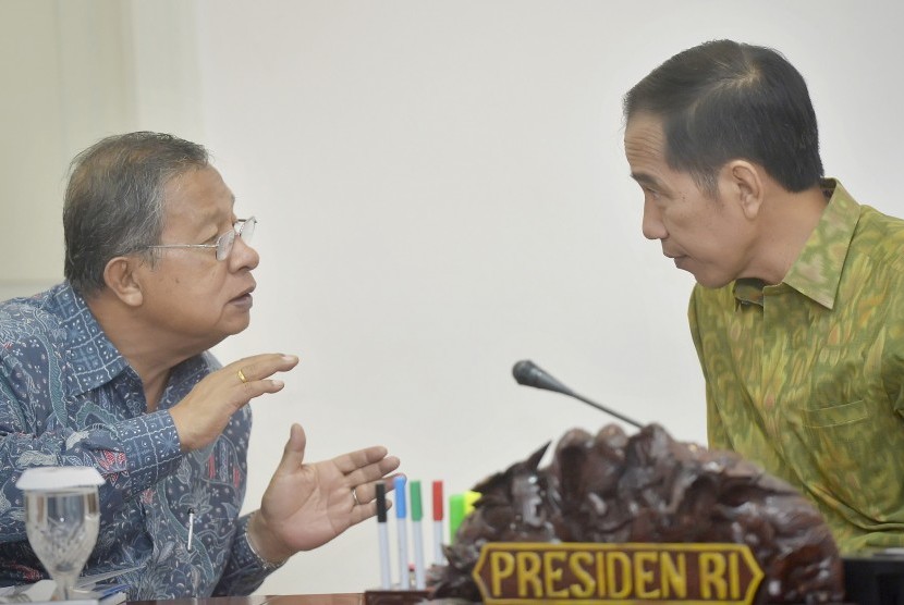  Presiden Joko Widodo (kanan) berdiskusi dengan Menko Perekonomian Darmin Nasution (kiri) 