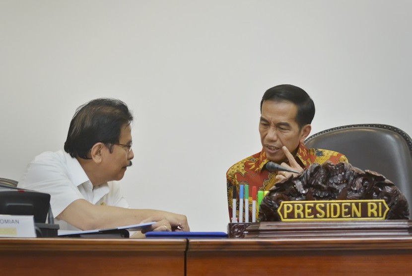 Presiden Joko Widodo (kanan) berdiskusi dengan Menko Perekonomian Sofyan Djalil (kiri) saat rapat terbatas membahas dana sosial di Kantor Kepresidenan, Jakarta, Selasa (7/7). 
