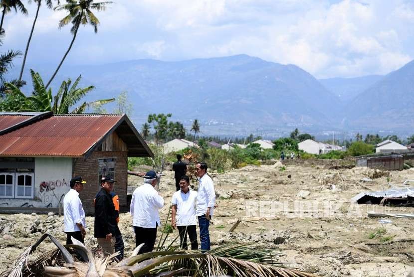 Presiden Joko Widodo (kanan) berdiskusi dengan Menko Polhukam Wiranto (kiri), Kepala BIN Budi Gunawan (kedua kiri) dan Menteri PUPR Basuki Hadimuljono (tengah) ketika mengunjungi lokasi yang rusak akibat gempa di kawasan Petobo, Palu, Sulawesi Tengah, Rabu (3/10). 