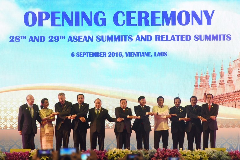 Presiden Joko Widodo (kanan) bergandengan tangan bersama pimpinan negara-negara ASEAN saat pembukaan Asean Summit ke-28 dan 29 serta Related Summit di National Convention Center, Vientiane, Laos, Selasa (6/9). 
