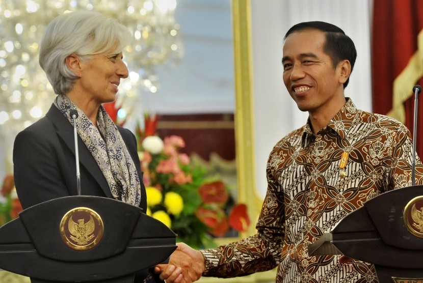 Presiden Joko Widodo (kanan) berjabat tangan dengan Direktur Pelaksana Dana Moneter Internasional (IMF) Christine Lagarde (kiri) usai pertemuan di Istana Merdeka, Jakarta, Selasa (1/9).