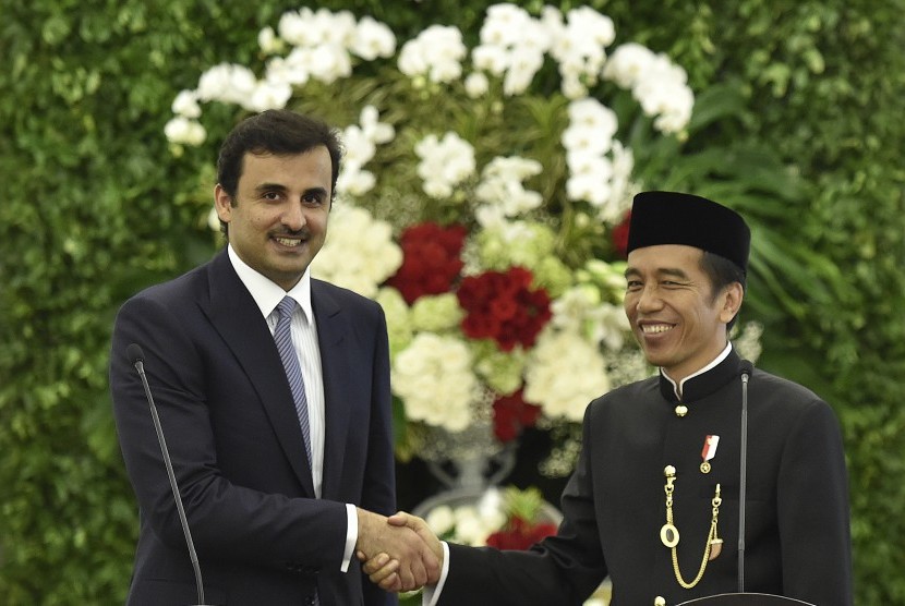 Presiden Joko Widodo (kanan) berjabat tangan dengan Emir Qatar Sheikh Tamim bin Hamad Al Thani (kiri) saat kunjungan kenegaraan di Istana Bogor, Jawa Barat pada 18 Oktober 2017. 