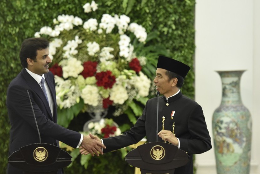 Presiden Joko Widodo (kanan) berjabat tangan dengan Emir Qatar Sheikh Tamim bin Hamad Al Thani (kiri) saat kunjungan kenegaraan di Istana Bogor, Jawa Barat, Rabu (18/10).