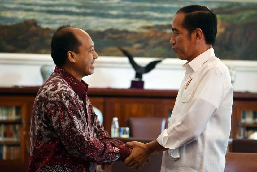 Presiden Joko Widodo (kanan) berjabat tangan dengan Kepala Pusat Data, Informasi, dan Humas Badan Nasional Penanggulangan Bencana (BNPB) Sutopo Purwo Nugroho di Istana Bogor, Jawa Barat, Jumat (5/10). 