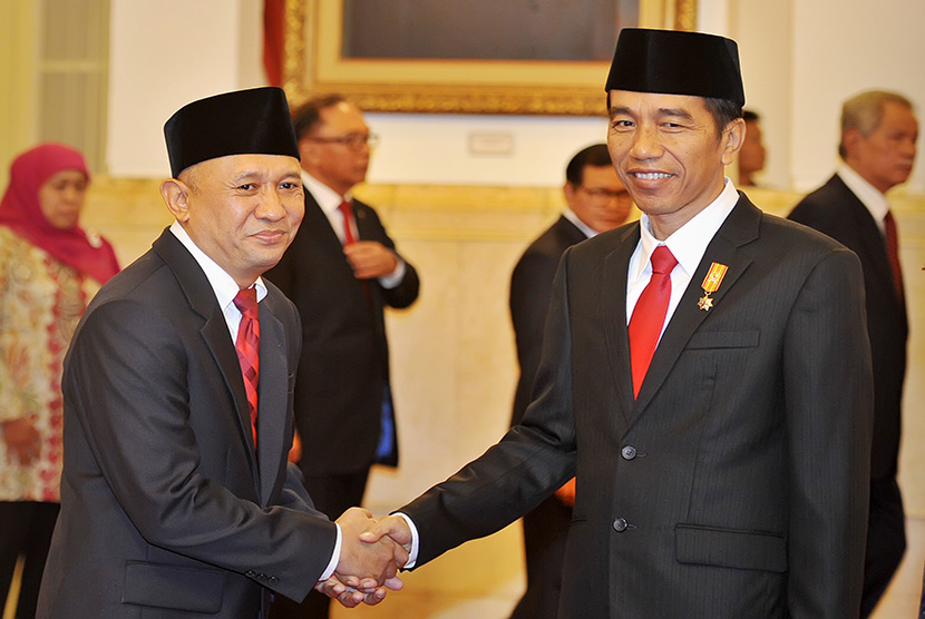 Presiden Joko Widodo (kanan) berjabat tangan dengan Kepala Staf Presiden Teten Masduki (kiri) usai pelantikannya di Istana Negara, Jakarta, Rabu (2/9).   (Antara/Yudhi Mahatma)