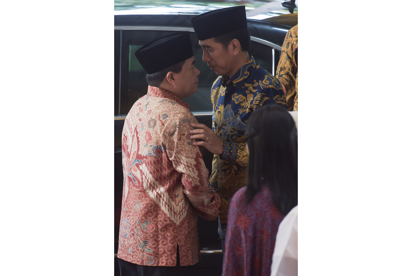 Presiden Joko WIdodo (kanan) berjabat tangan dengan Ketua DPR Ade Komaruddin (kiri) setibanya di rumah dinas Ketua DPR untuk berbuka puasa bersama di Jalan Widya Chandra III, Jakarta Selatan, Senin (20/6).